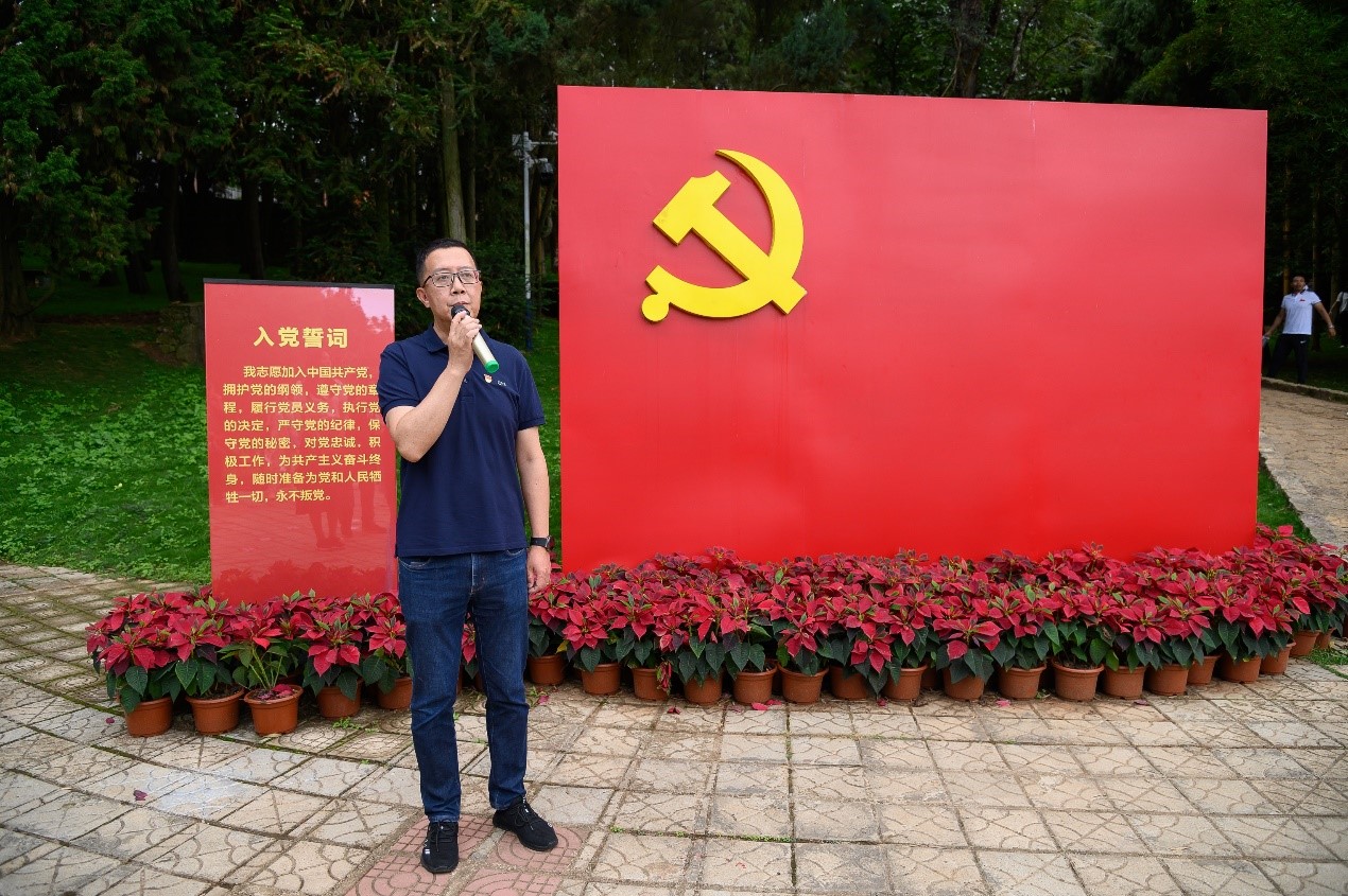 在預備黨員的宣誓儀式上，黨委書記倪云做重要講話.jpg