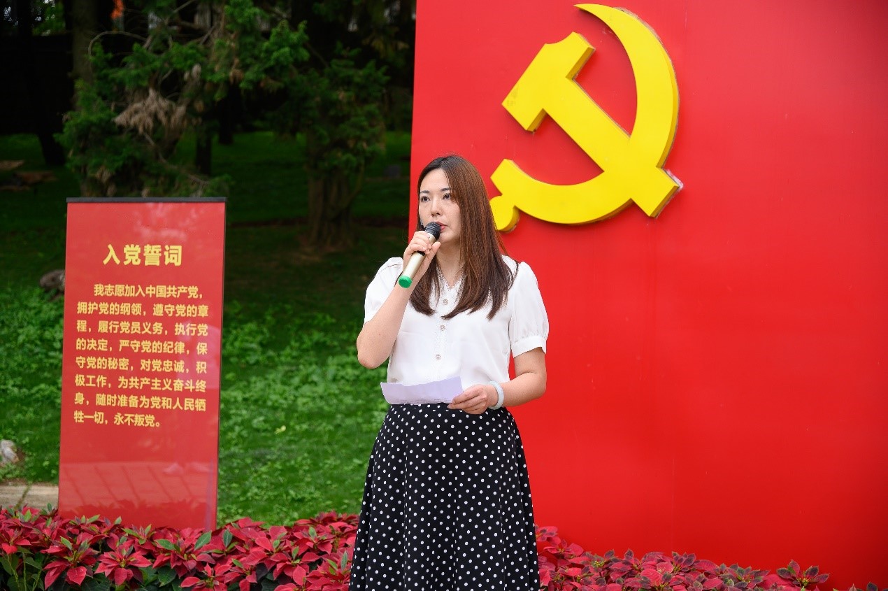 舉行完入黨宣誓儀式后，新黨員代表蔣婕發言.jpg